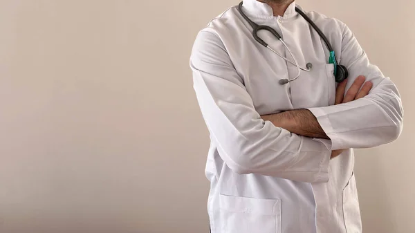 Médico Con Una Bata Blanca Máscara Amarilla Estetoscopio Gris Espacio — Foto de Stock