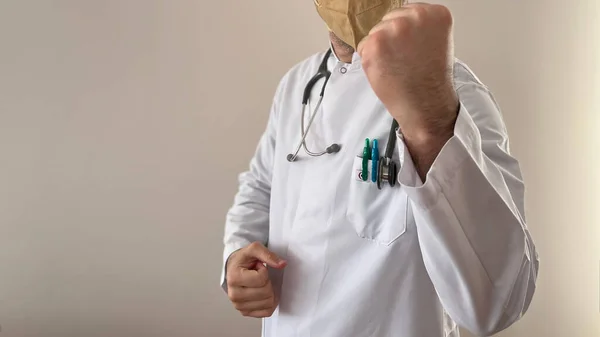 Médico Con Una Bata Blanca Máscara Amarilla Estetoscopio Gris Espacio — Foto de Stock