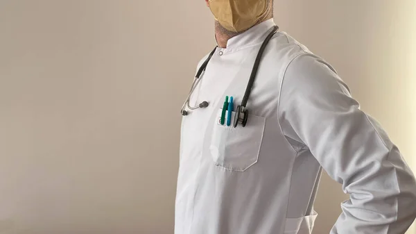 Egy Orvos Fehér Köpenyben Sárga Maszkban Szürke Sztetoszkóppal Fénymásolás Szelektív — Stock Fotó
