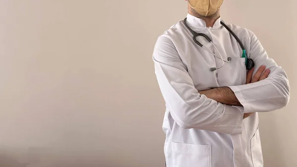 Egy Orvos Fehér Köpenyben Sárga Maszkban Szürke Sztetoszkóppal Fénymásolás Szelektív — Stock Fotó