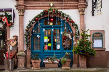 Colmar, Fransa - Aralık 2019: Alsace 'de kapısında Noel süslemeleri olan bir dükkan, seçici odaklı