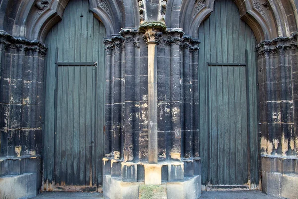 Simetrik Yeşil Renkli Taş Yapıdan Ahşap Kapılar — Stok fotoğraf