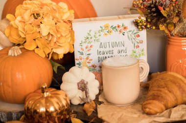 Balkabağı, balkabağı, kahve ve kurabiyelerle dolu bir sonbahar.