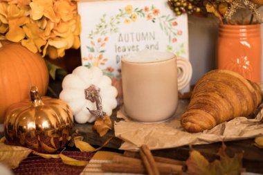 Balkabaklarıyla ve bir fincan kapuçino ve balkabağıyla sonbahar durgun hayatı
