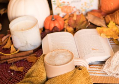 Sonbahar, bir fincan çay ve ahşap masada balkabağıyla sakin bir hayattır.