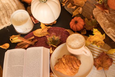 Balkabağı, balkabağı, kestane, tarçın, fındık, kahve ve çay eşliğinde sonbahar natürmortu