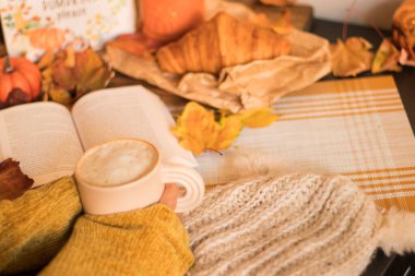 Bir fincan kahve ve ahşap bir masada bir kitapla sonbahar sakin bir hayat..