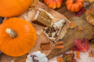 Cevizli Cadılar Bayramı pastası, krem peynir kreması ve kabak çekirdeği.