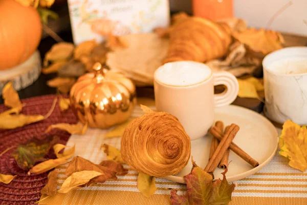 Balkabağı, kabak, fındık ve bir fincan kahveyle ahşap masada sonbahar kompozisyonu