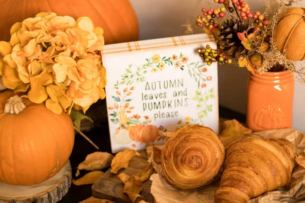 Balkabakları, kruvasanlar ve çiçeklerle dolu bir sonbahar.