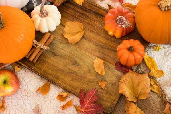 Fondo Otoño Con Calabazas Calabaza Hojas Bellotas Naranja Mesa Madera — Foto de Stock