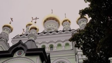 Yeşil arazili büyük bir kilise katedrali.