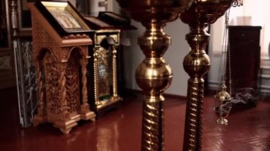 Kilisede mum yanıyor.