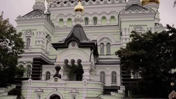 Μια Μεγάλη Εκκλησία Καθεδρικό Ναό Πράσινο Έδαφος — Αρχείο Βίντεο