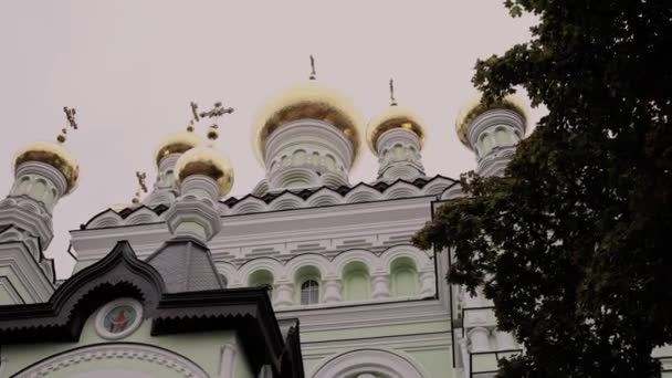 Eine Große Kirchenkathedrale Mit Grünem Gelände — Stockvideo