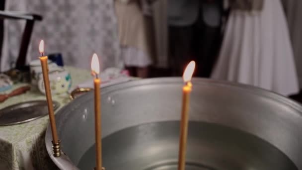 教会の洗礼用の容器にろうそくを灯し — ストック動画