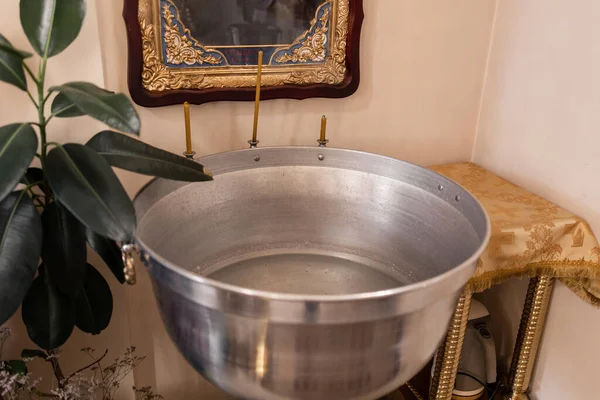 Kilisede bir vaftiz kasesi ve mumlar.