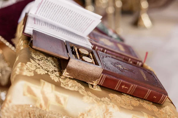 Biblia Asztalon Pap Templomban — Stock Fotó