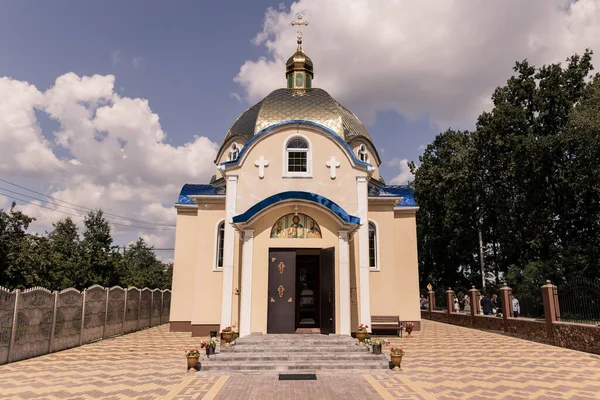 Uma Bela Igreja Cristã Verão Sol Brilhante — Fotografia de Stock