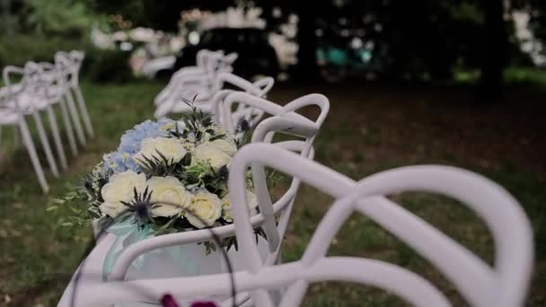 White Chairs Arch Wedding Ceremony Park — Vídeo de Stock