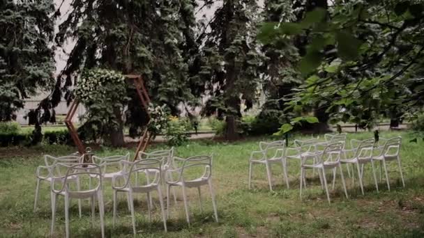 Wedding Ceremony Arch White Chairs Park — Vídeo de stock