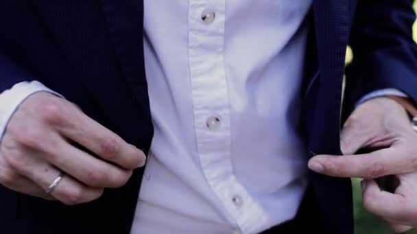 Man Blue Suit Buttons Button His Jacket — Vídeo de Stock