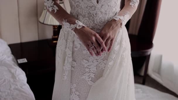 Руки Нареченої Красивій Весільній Сукні — стокове відео