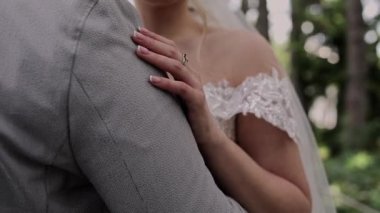 Gelin ve damat parkta kucaklaşacak.