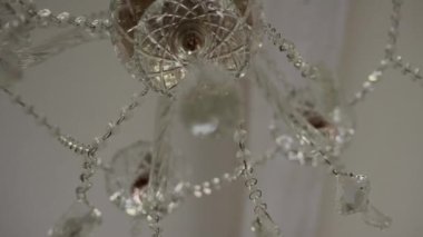  Odadaki tavandaki kristal avize kristallerle çok güzel.