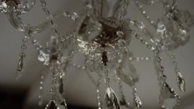  Odadaki tavandaki kristal avize kristallerle çok güzel.