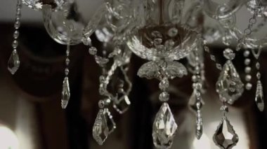  Odadaki tavandaki kristal avize kristallerle çok güzel.