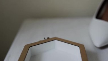 Masadaki yüzükler için güzel bir kutu.