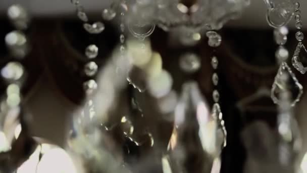 房间天花板上的水晶吊灯用水晶装饰得很漂亮 — 图库视频影像