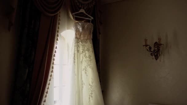 Robe Mariée Mariée Suspendue Sur Fond Fenêtre Dans Chambre — Video