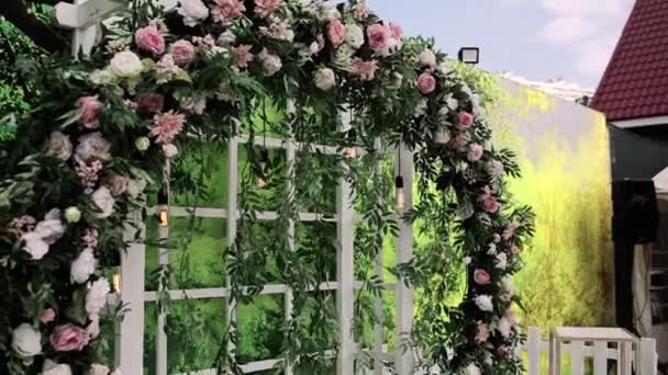 Runde Grüne Hochzeitsbogen Aus Blumen Aus Nächster Nähe — Stockvideo