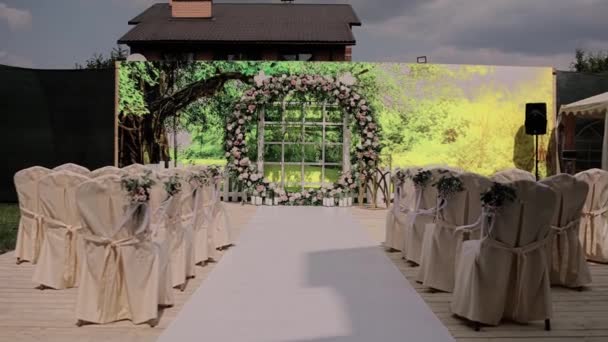 Кругла Зелена Квіткова Арка Стільцями Весільної Церемонії — стокове відео