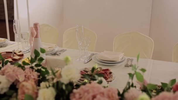 Festtafel Mit Blumendekor Auf Einem Tisch Einem Restaurant — Stockvideo