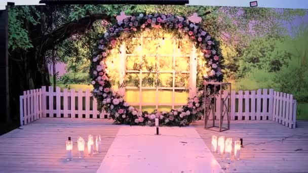 晚上用灯泡在圆形的婚礼拱门上 — 图库视频影像