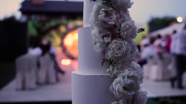 Grande Bolo Casamento Bonito Noite Perto Arco — Vídeo de Stock