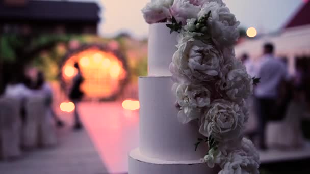 Великий Красивий Весільний Торт Ввечері Біля Арки — стокове відео