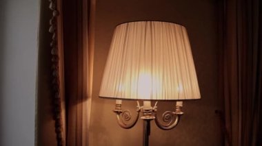 Otel odasında güzel bir masa lambası.