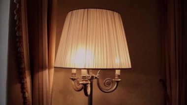 Otel odasında güzel bir masa lambası.