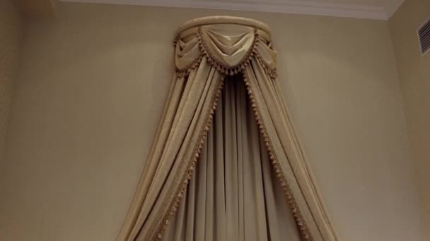 ホテルのベッドの上の美しい装飾カーテン — ストック動画