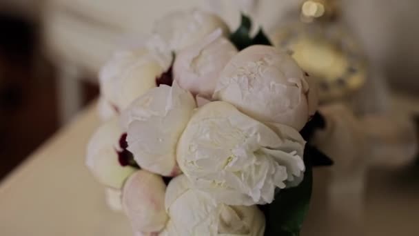 ヴィンテージテーブルの上の白い花の美しいブライダル花束 — ストック動画