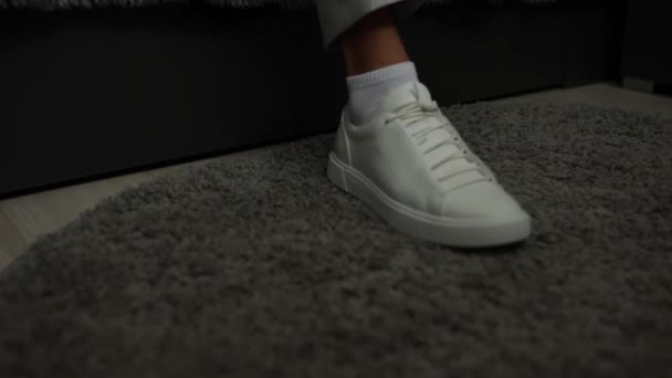 Man Suit Putting White Sneakers — Wideo stockowe