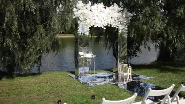 Piękny Łuk Ślubny Ceremonię Nad Jeziorem — Wideo stockowe