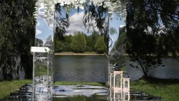 Indah Pernikahan Lengkungan Untuk Upacara Dekat Danau — Stok Video