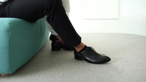 Человек Завязывает Шнурки Черных Туфлях Утром — стоковое видео