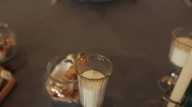 Deniz dekorlu bir restoranda düğün masası.