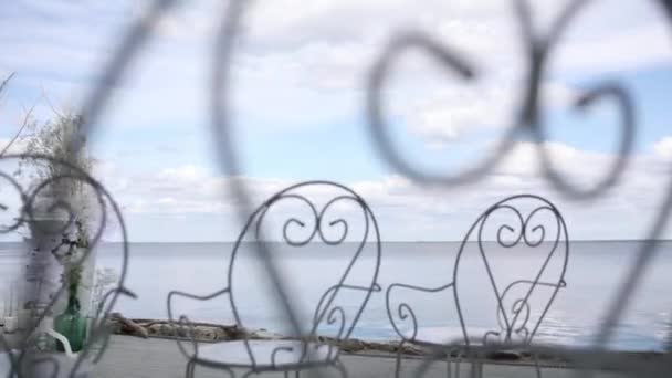 Καρέκλες Στην Γαμήλια Τελετή Κοντά Στο Νερό — Αρχείο Βίντεο